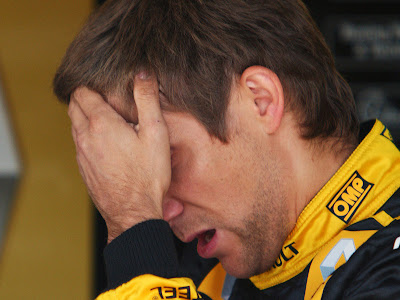 vitaly_petrov_lotus_renault_gp.jpg