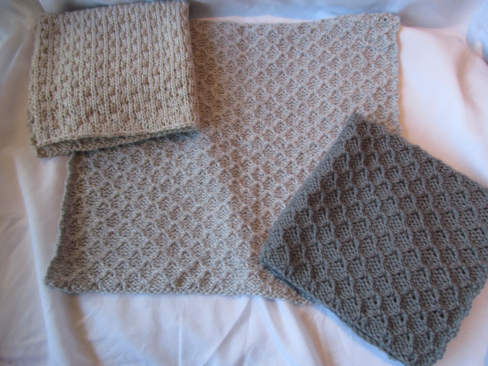 Knotty Knits and Naughty Kids: Itty Bitty Blankets
