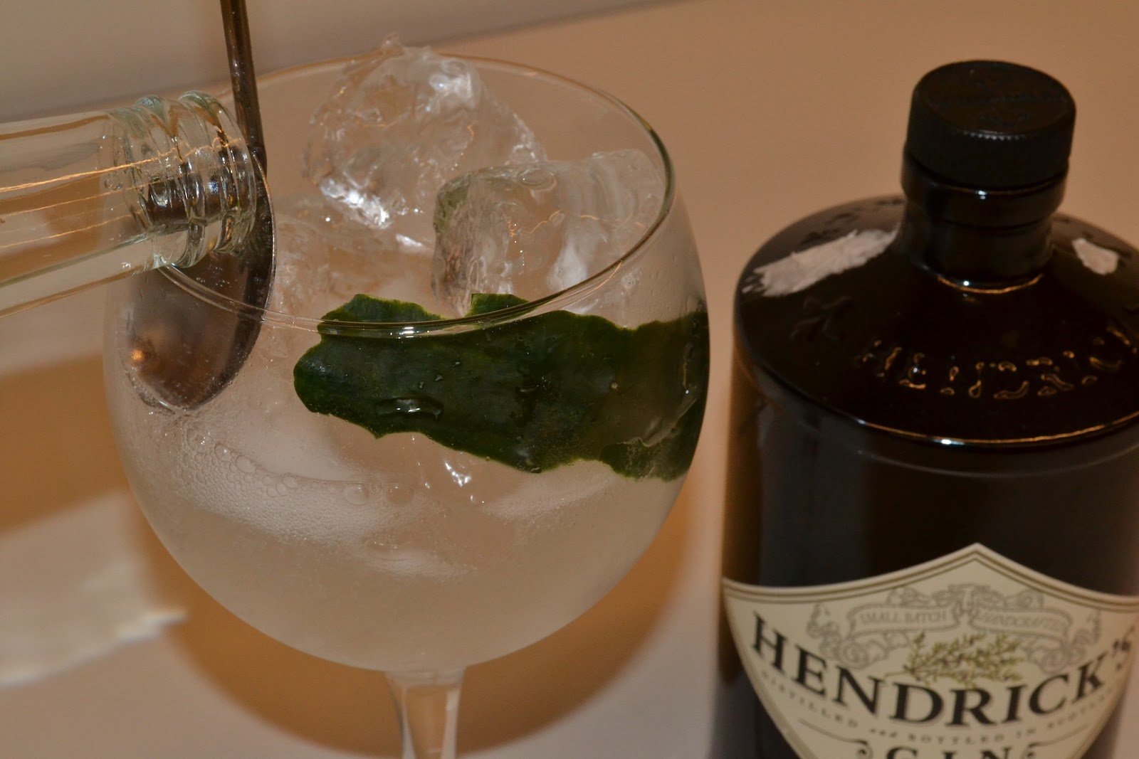 Preparación. Gin Tonic perfecto Hendrick's por Cocktailsperquesi The
