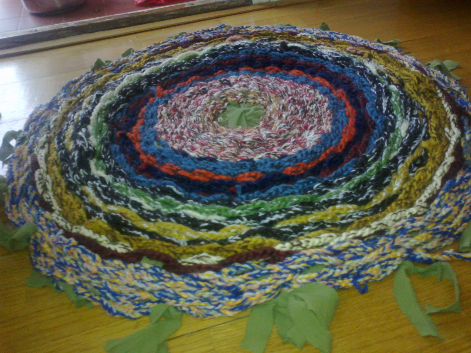 The Feverish Feltist Finger knitted hoolahoop rug diy