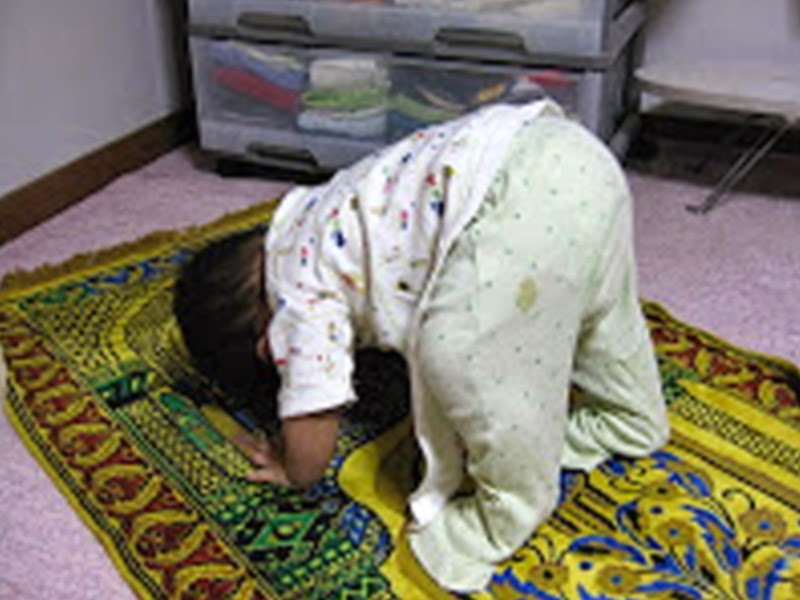 Foto bayi lucu belajar shalat Foto bayi lucu belajar shalat
