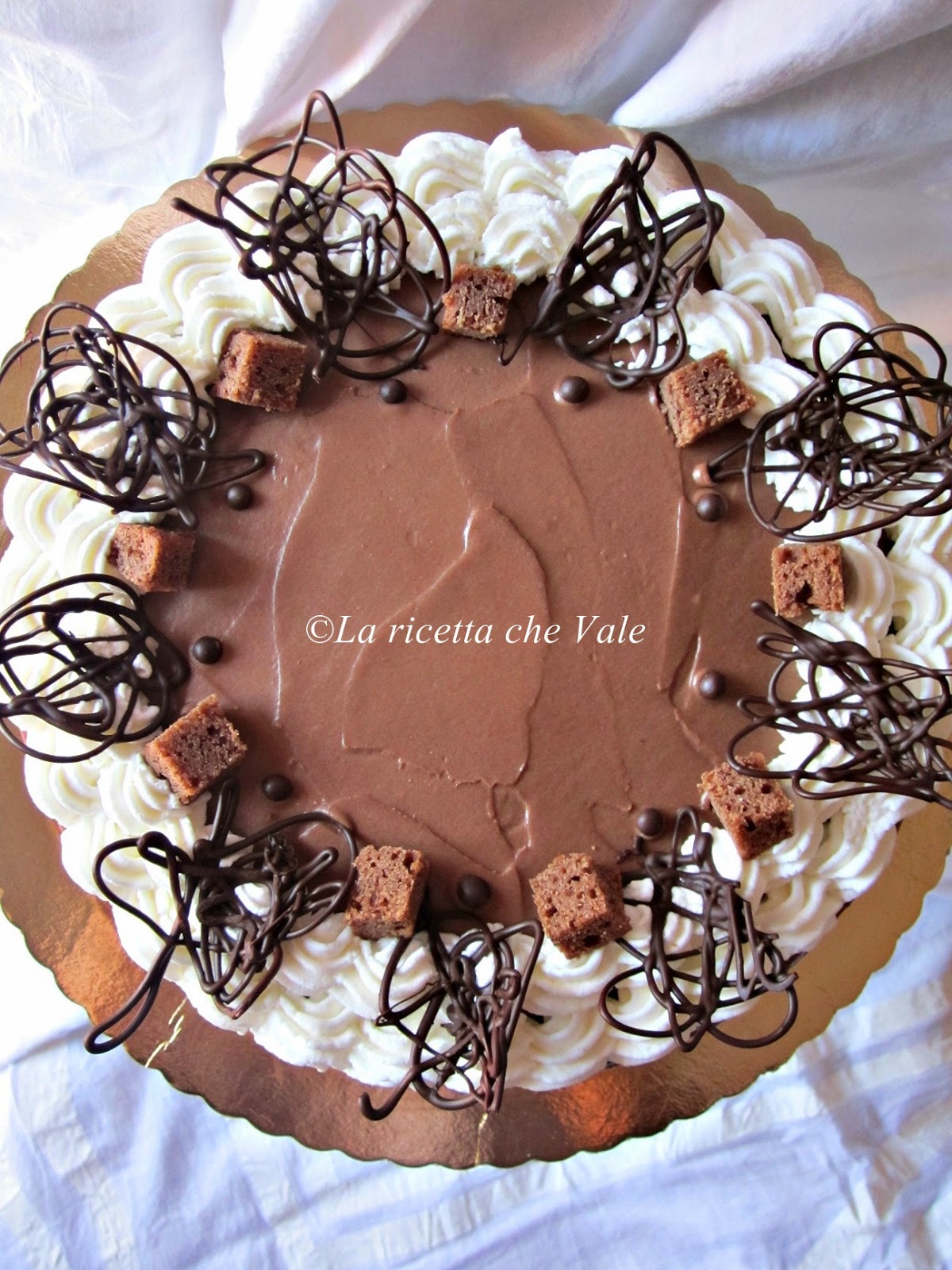 Mud cake al gianduia, cioccolato bianco e pralinato alle mandorle e nocciole