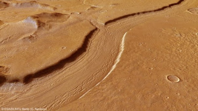 Аппарат Mars Express обнаружил на красной планете русло реки