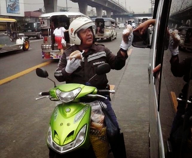 Traffic Officer’s Photo Selling Bibingka to Commuters Now Trending Traffic Officer’s Photo Selling Bibingka to Commuters Now Trending