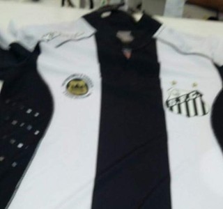 A camisa listrada também vazou (Foto: Reprodução)