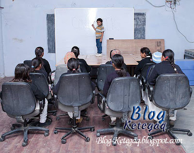 Guru kecil mengajar di sekolah India