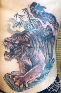 Barriga tatuada com animal