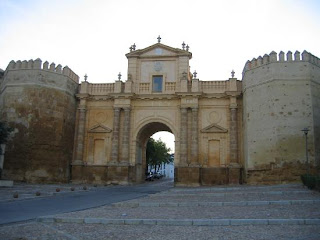 Aunque es cierto que son muchos y variados los monumentos civiles, religiosos y militares que el visitante puede admirar, también es cierto que el recorrido histórico a través de Carmona se puede hacer también a través de sus casas. Aunque es cierto que son muchos y variados los monumentos civiles, religiosos y militares que el visitante puede admirar, también es cierto que el recorrido histórico a través de Carmona se puede hacer también a través de sus casas.