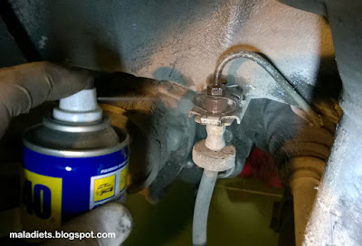 aplicación lubricante WD-40 latiguillo freno VW Golf II aplicación lubricante WD-40 latiguillo freno VW Golf II