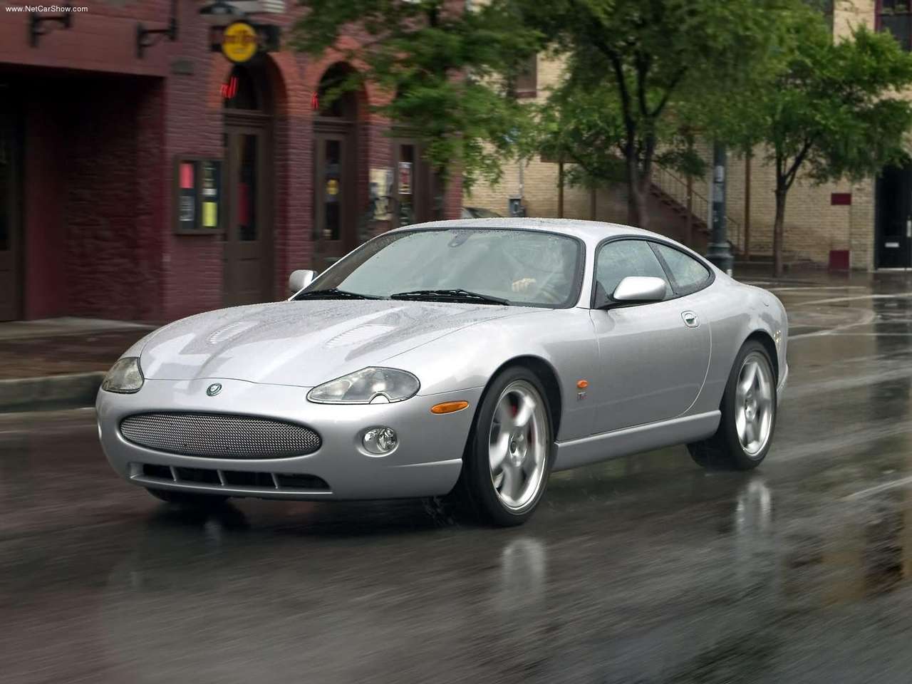 http://4.bp.blogspot.com/-sJSWZ1mt9k8/TZMgT7MD5KI/AAAAAAAACLs/kihqyWAaD5M/s1600/Jaguar-XKR_Coupe_2005_1280x960_wallpaper_01.jpg
