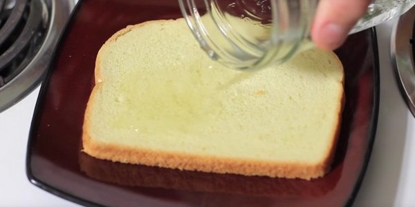 He Pours Vinegar On Toast And Reveals A Trick Everyone Should Know. He Pours Vinegar On Toast And Reveals A Trick Everyone Should Know.