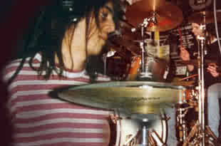 Alquilbencil (Espanha) Xavi Carbonell-drums-percussion "Alquilbencil" é uma banda espanhola formada em 1997. Seu som é uma mistura única de symphonic, art-rock e progressivo com elementos de jazz-fusion, um instrumental muito interessante, poderoso e áspero. Seu primeiro lançamento foi em 1998 pelo selo espanhol Diletilamonio records, um auto-intitulado considerado demo, pouco maduro e raro de se encontrar, já seu segundo lançamento foi em 2001 pelo selo Musea Records, chamado de "From Serengethi To Taklamakan", oferece uma música muito pessoal, influenciada por "King Crimson, "Soft Machine", também com um específico toque do mediterrâneo nos ritmos e em algumas linhas melódicas, certamente uma viagem através de muitas esferas musicais, te leva a todos os cantos do mundo musical, ás vezes experimental, muitas vezes melodioso e elegante, "Alquilbencil" é uma banda muito emocionante e promissora! Depois não venha me dizer que não recomendei isso.