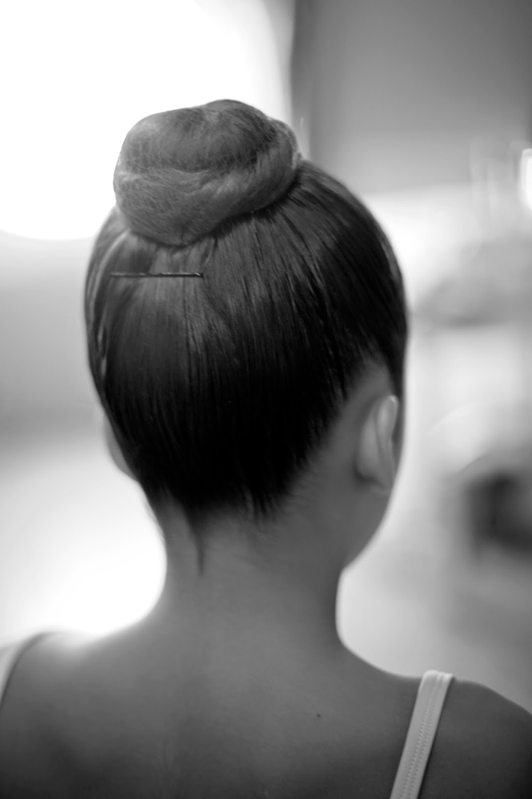Le chignon d\u0027une danseuse n\u0027est pas une simple ( enfin pas si simple que ça diront certains!) coiffure mais un instrument de travail au même titre que les