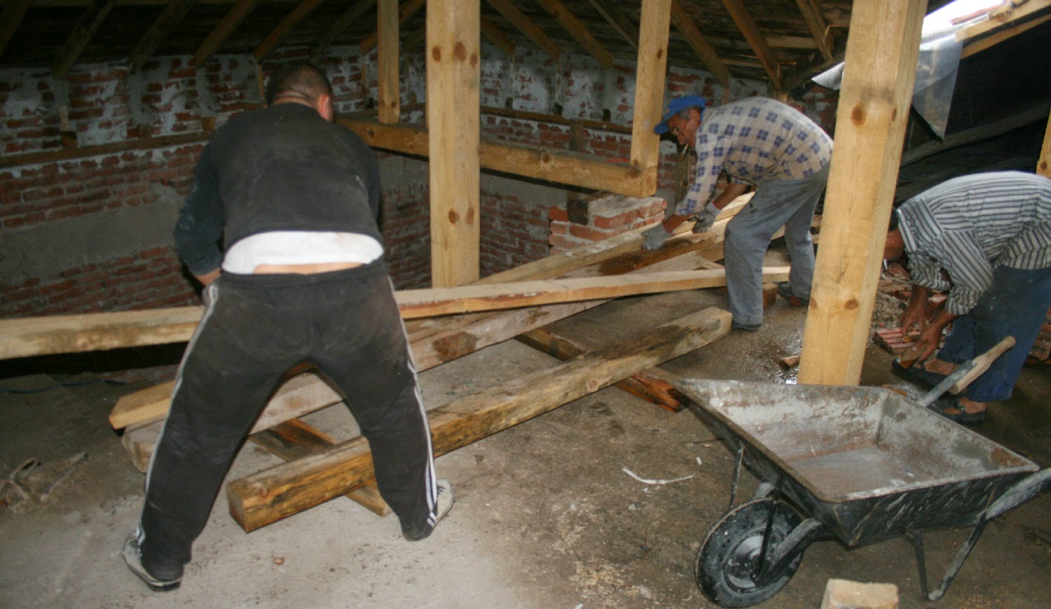 Tidying the offcuts and spare wood Tidying the offcuts and spare wood