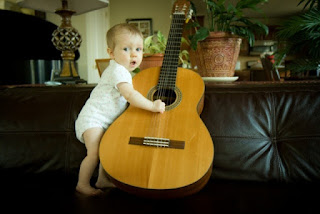 Gambar bayi lucu memegang gitar wallpaper Gambar bayi lucu memegang gitar wallpaper