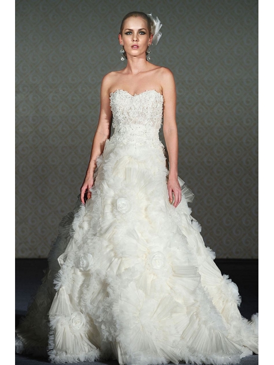 The feather flowers on the dress make the dress a fairy one The feather flowers on the dress make the dress a fairy one