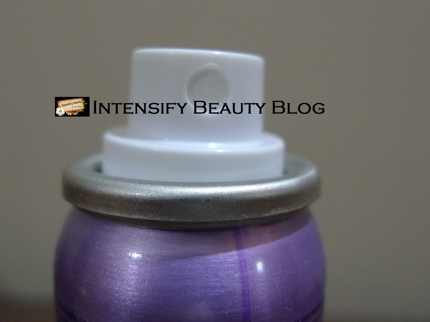 Quick dry your nail colors with Essence Express Dry Spray Myra Voices!