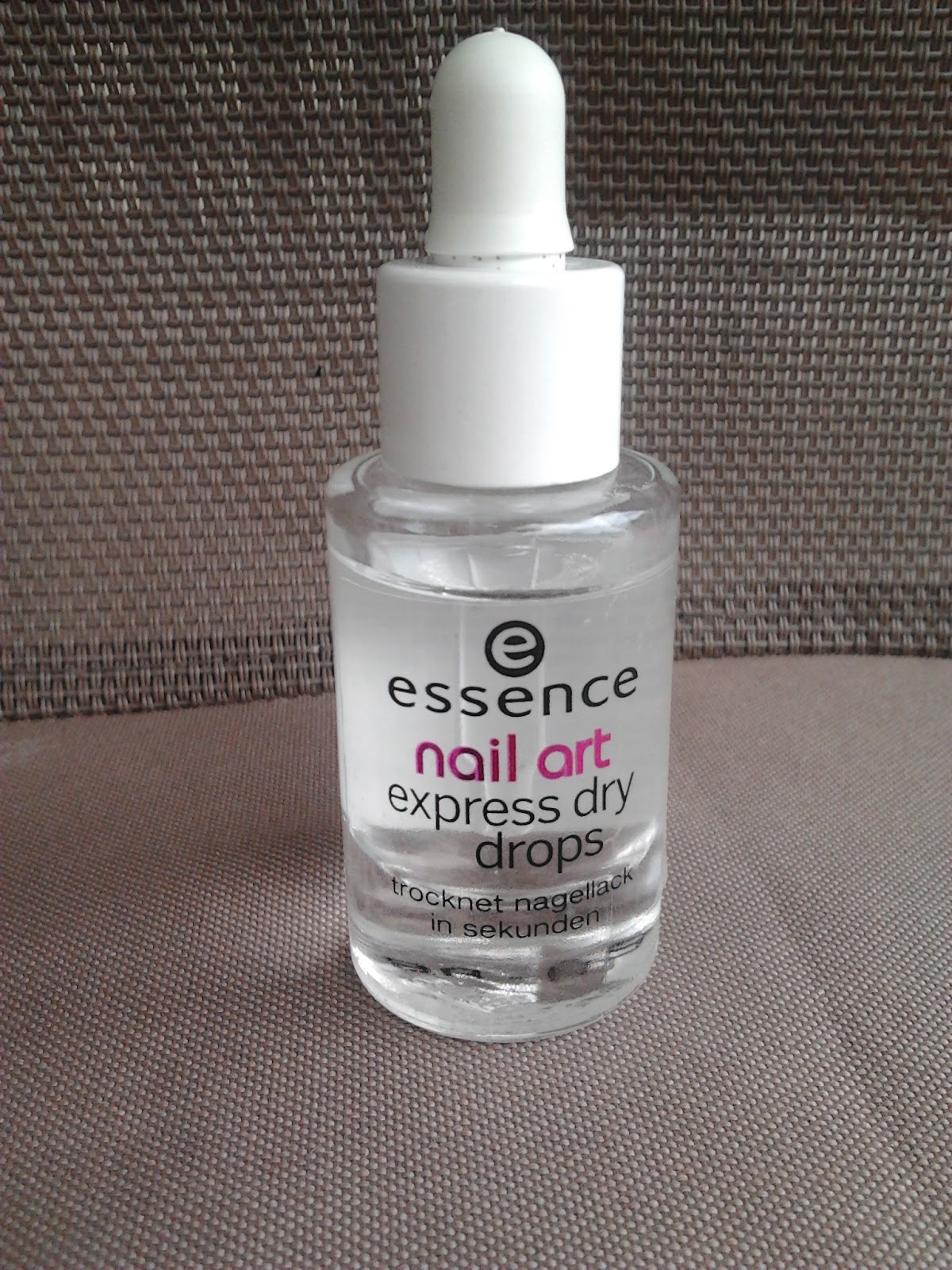 Nails & Nailart! Review Essence nail art express dry drops.
