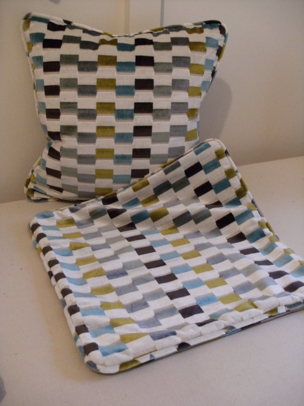 Sew Good by Deborah Good Sew a classic piped cushion cover a tutorial.