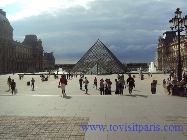 the Pyramide du Louvre