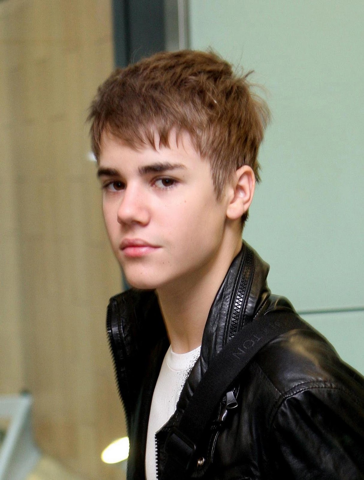 new wallpaper 2011: Justin Bieber 2011-The phenomenon of fever hits the world Bieber1214 x 1600