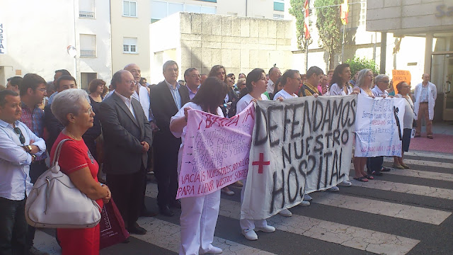 Los manifestantes frente al Virgen del Castañar