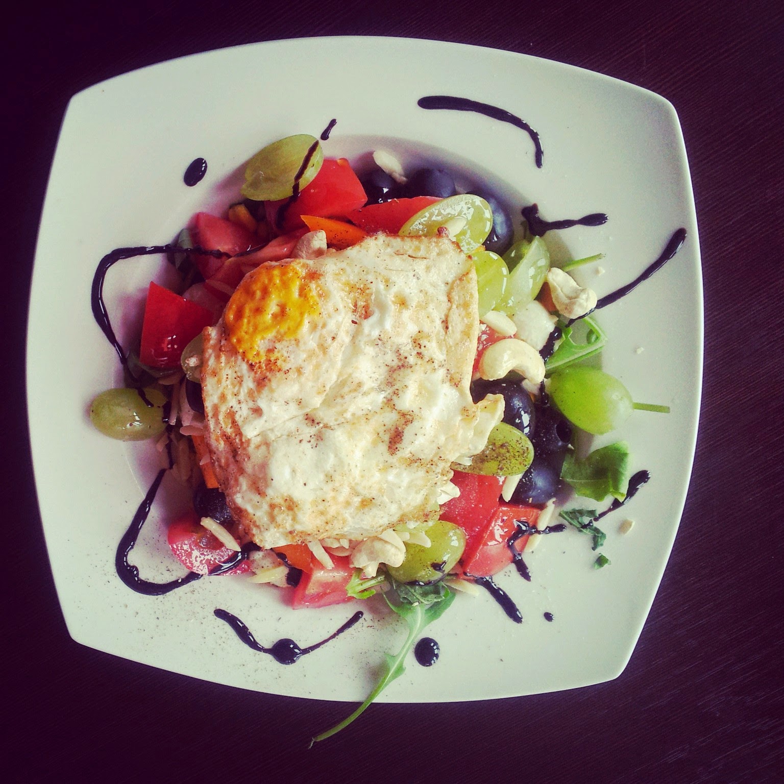 sałatka,rukola,ser mozarella,pomarańczowa papryka,jajko sadzone,winogrono sałatka,rukola,ser mozarella,pomarańczowa papryka,jajko sadzone,winogrono