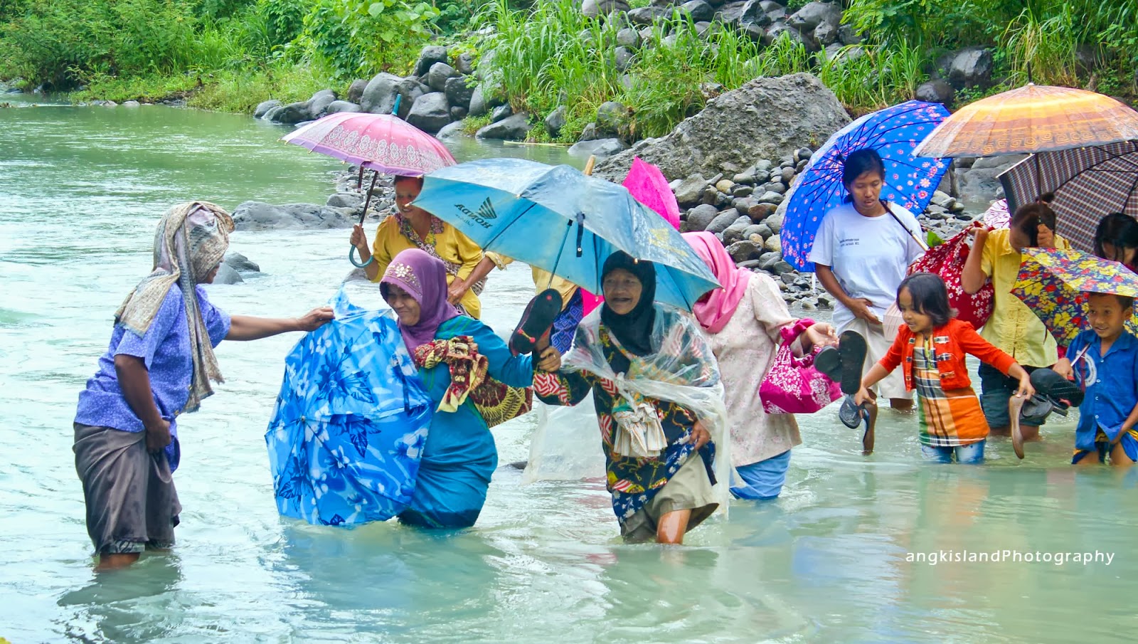 rebo pungkasan main air di sungai