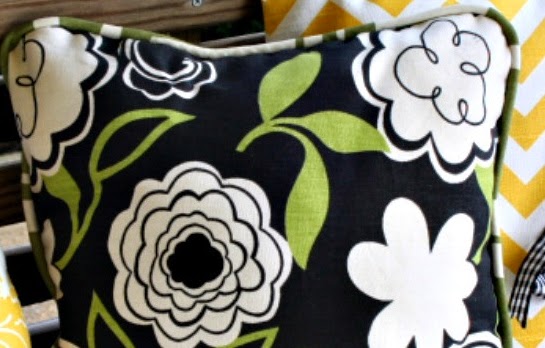 http://curtainqueencreates.com/pillow-talk-sewing-handmade-decor/