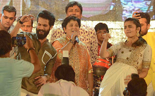 Shahid and Alia promotes 'Shaandaar at Falguni Pathak's dandia celebrations