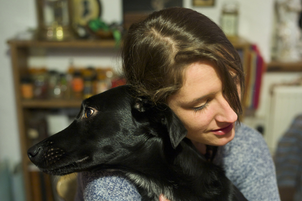 Fotografia di prova della nuova Leica M Fotografia di ragazza che abbraccia cane scattata con la Leica M