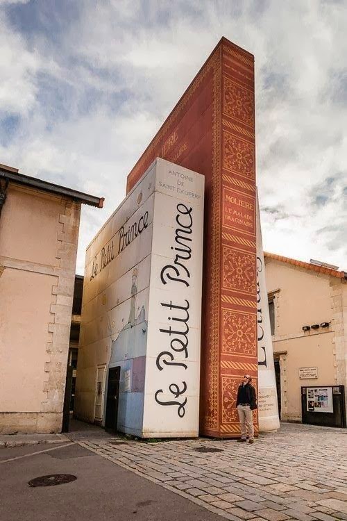 Jack aime/Jack n'aime pas Un bâtiment en forme de livres à AixenProvence