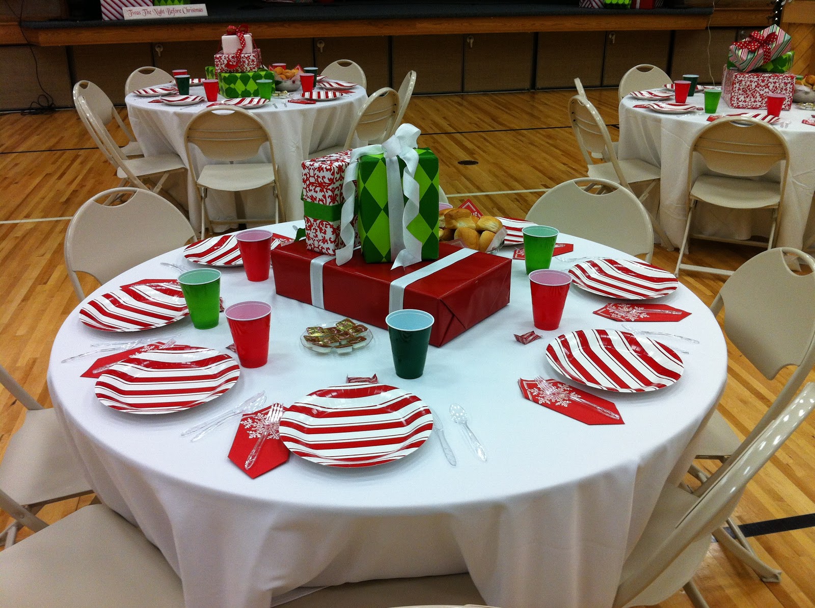 Christmas+Dinner+table+setting.JPG 1,600×1,195 pixels Christmas party centerpieces, Christmas