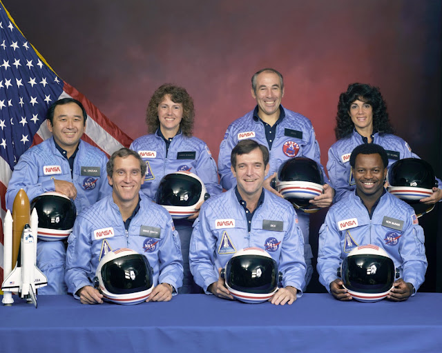 Phi hành đoàn của sứ mệnh STS 51-L. Hàng trên, từ trái qua phải : Ellison Onizuka, Christa McAuliffe, Gregory Jarvis, Judith Resnik. Hàng dưới, từ trái qua phải : Michael J. Smith, Dick Scobee, Ronald McNair. Phi hành đoàn của sứ mệnh STS 51-L. Hàng trên, từ trái qua phải : Ellison Onizuka, Christa McAuliffe, Gregory Jarvis, Judith Resnik. Hàng dưới, từ trái qua phải : Michael J. Smith, Dick Scobee, Ronald McNair.