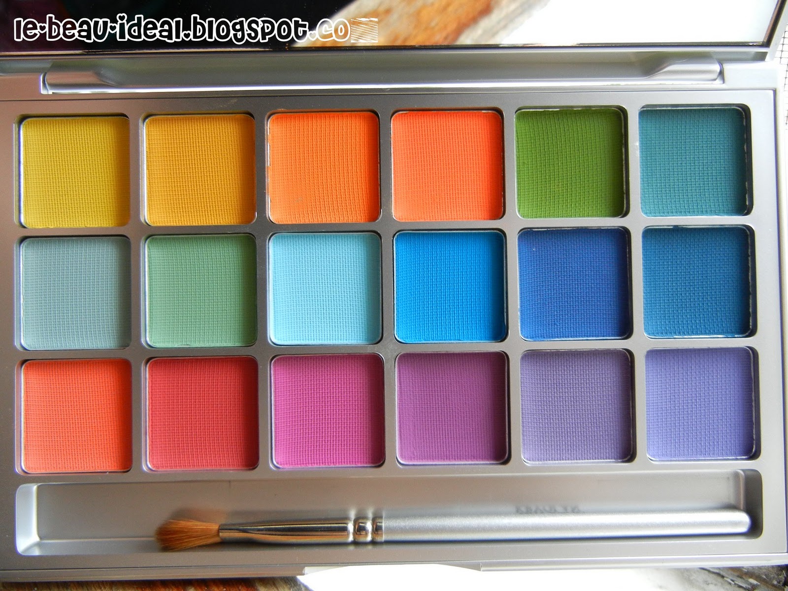 beau·ti·fied Showcase Kryolan 18 Bold Colours Palette (V2)