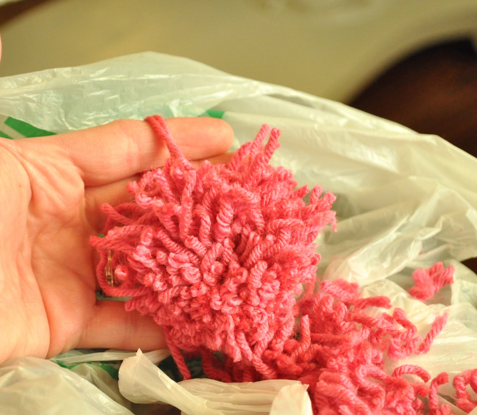 How to make heart shaped pompoms..... Jennifer Rizzo