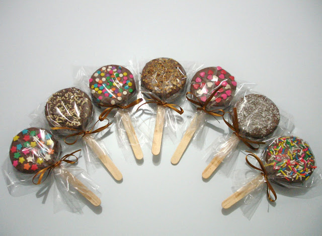 pirulitos de brigadeiro com bolacha