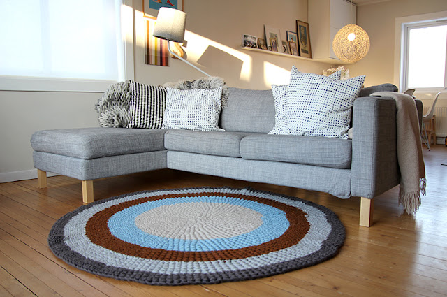 alfombra circular tejida crochet - Deco Interior Living. Alfombra redonda tejida a crochet para un living moderno