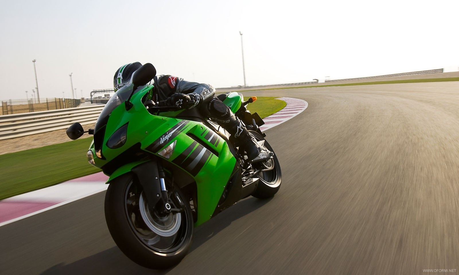 зеленый мотоцикл 
