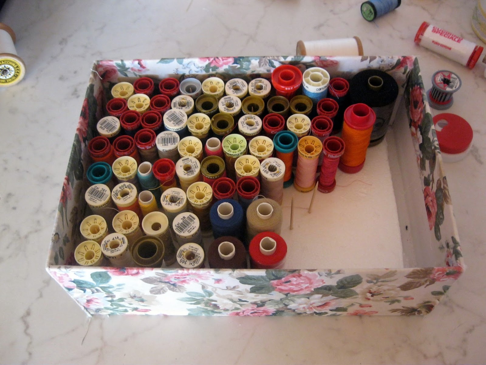 Scatola Porta Bobine Da Cucito Con 42 Scomparti - Organizzatore Filo Trasparente - Foto 12