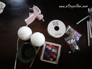 http://www.niftynnifer.com/2015/09/motherdaughter-button-topiary.html #Buttons #Topiary #Craft