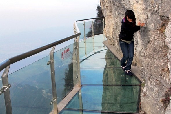 http://4.bp.blogspot.com/-sa_I-PW9LpI/T2QrUqyz6eI/AAAAAAAAI48/yWTcB03W9_E/s1600/Glass%2BSkywalk%2Bin%2BTianmen%2BMountain%2B%25281%2529.jpg