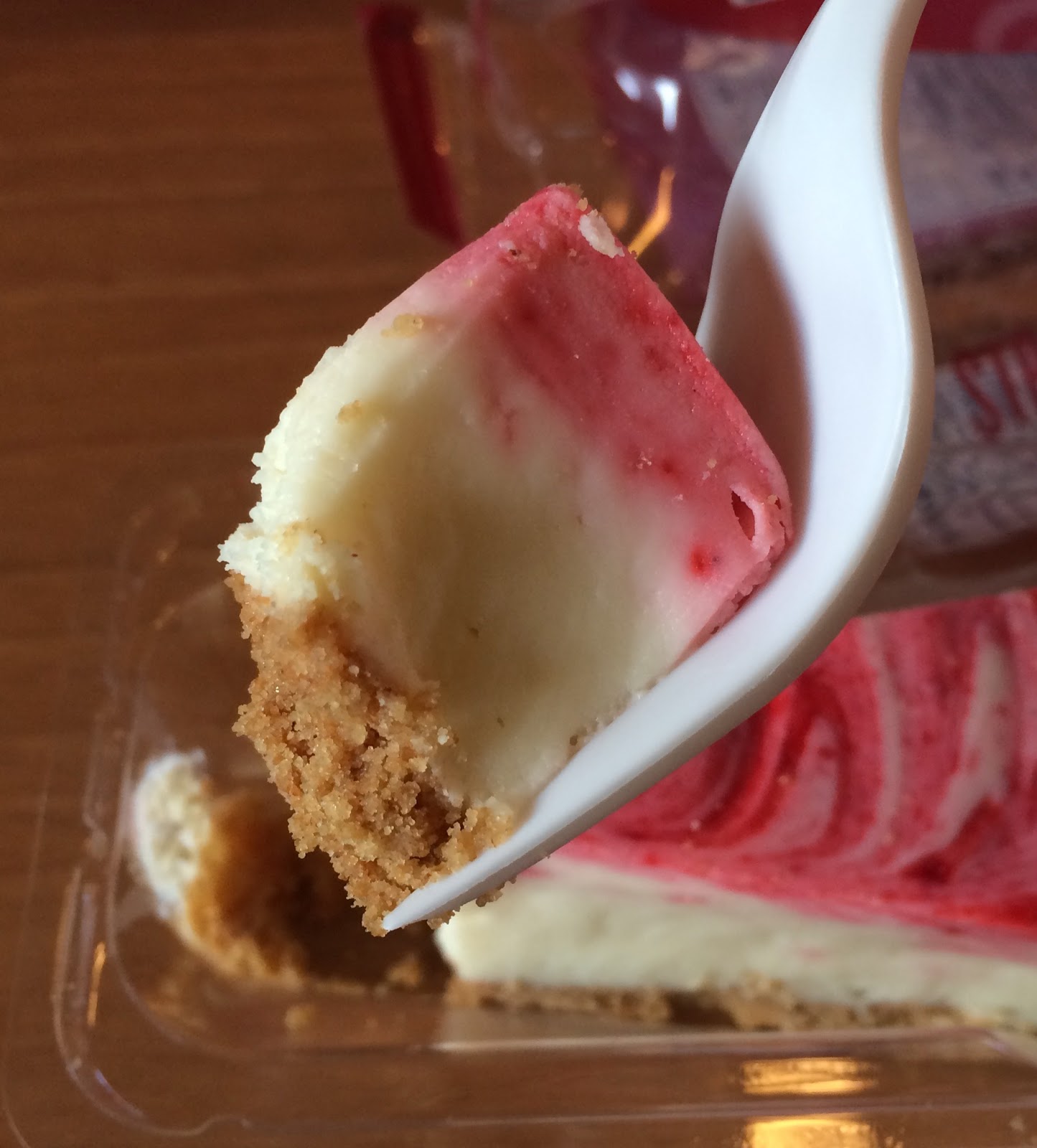 Strawberry Swirl Cheesecake From KFC / ケンタッキーのストロベリー スワール チーズケーキ I'm
