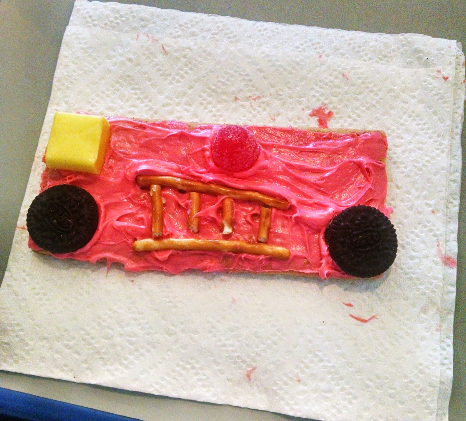 Fire+Truck+Graham+Cracker+Snack For snack time one day, we used graham crackers, frosting, pretzels ...