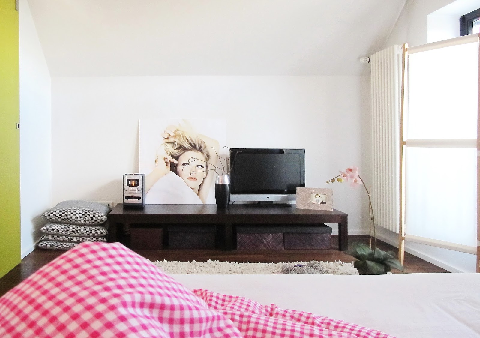 Tolle foto mit der hübschen frau ist vom esszimmer ins schlafzimmer umgezogen und macht sich dort prima