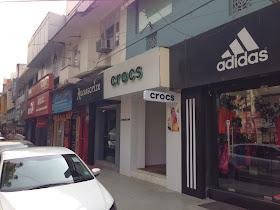 crocs khan market