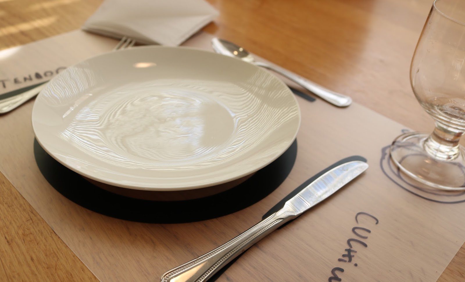 El silencio de tus palabras Ponemos la mesa