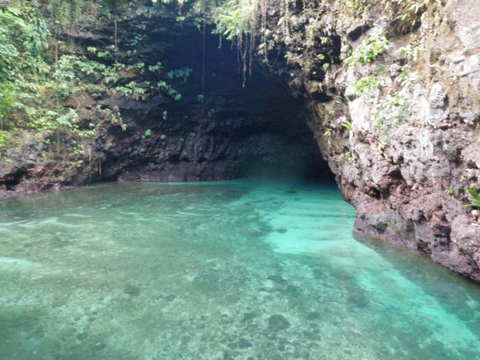 Lake in the Hole — To Sua Ocean Trench in Samoa Independent State of Samoa - an island nation located in the South Pacific Ocean. For tourists who love to spend time after study has interesting corners of our planet, here is a great place. Get even, for example, is a picturesque little lake called the To Sua Ocean Trench, located near the National Park in the village of lotus-eaters.