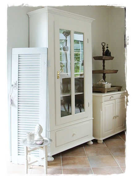 versponnenes: Weißer Schrank, Weiße Rose & weißes Gehäkel...