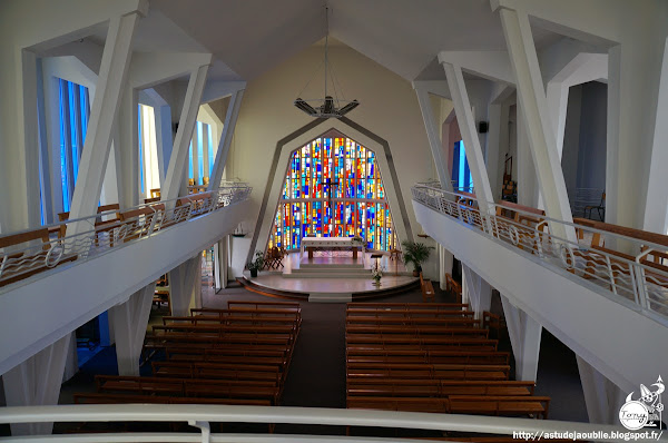Lège-Cap-Ferret - Eglise Notre-Dame-des-Flots  Architecte: Raymond Morin  Sculpteur: Hugues Maurin  Construction: 1956 - 1966